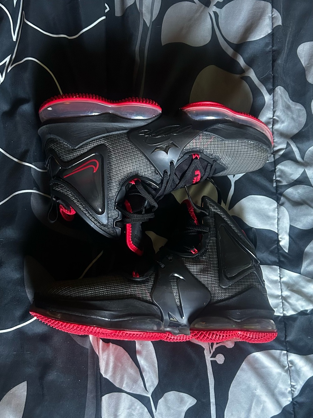 Nike LeBron 19 'Bred' basketball shoes